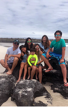 Roberto José Baquerizo y su familia